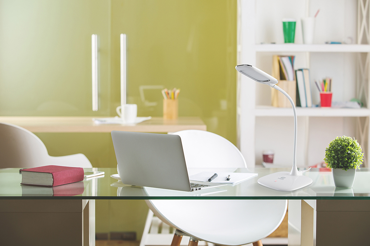 Офисная настольная лампа De Markt Ракурс 631035401