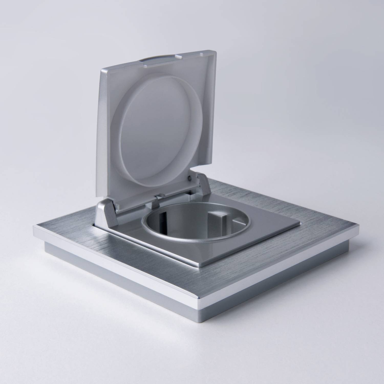 Розетка Werkel W1171206/ Розетка влагозащ. с зазем. с защит. крышкой и шторками (серебряный)