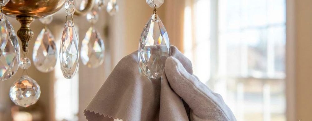 Как безопасно обслуживать люстру: чистка, замена ламп и уход за материалами